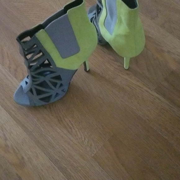 Size 7 heels grey and neon yellow - Picture 4 of 6